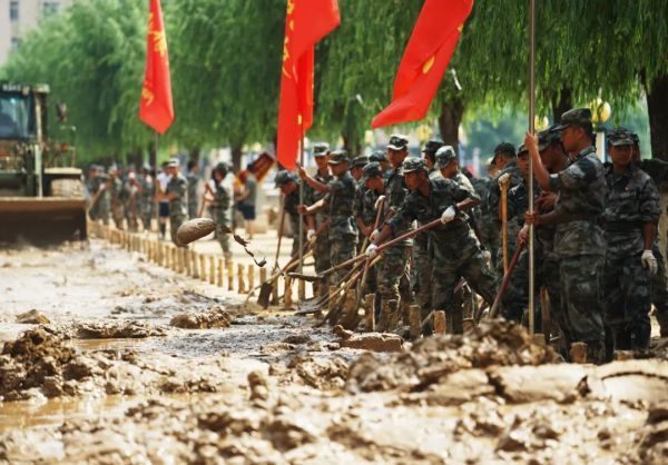 △25日，杨根思连队上百名官兵驰援郑州抢险救灾。| 视觉中国