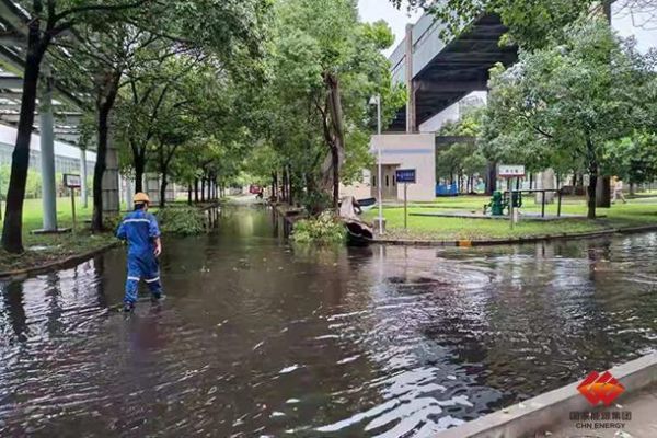 图为江苏常州公司抢险队员对积水地段紧急排涝