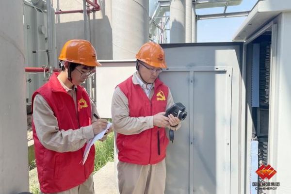 图为江苏泰州公司电气人员进行户外端子箱红外成像仪测温检查