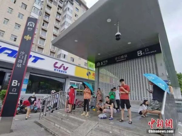 图为郑州地铁五号线沙口路站出站口。中新社记者 李贵刚 摄