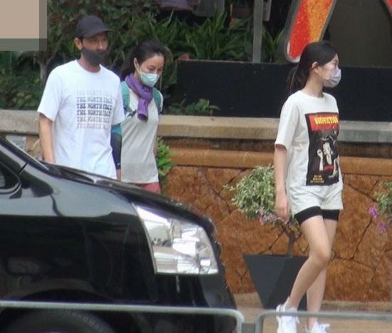 张家辉一家三口
