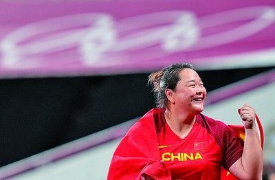 中国选手王峥在东京奥运会女子链球决赛中获得银牌。新华社发