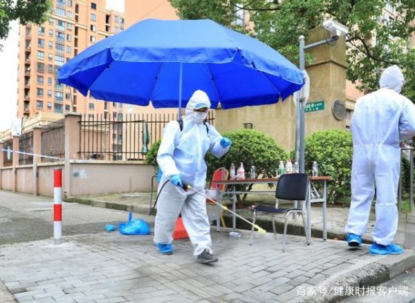 浦东新区川沙新镇华夏二路心圆西苑小区已被列为中风险地区并隔离,疾控人员正在进行消杀。文汇报记者袁婧摄