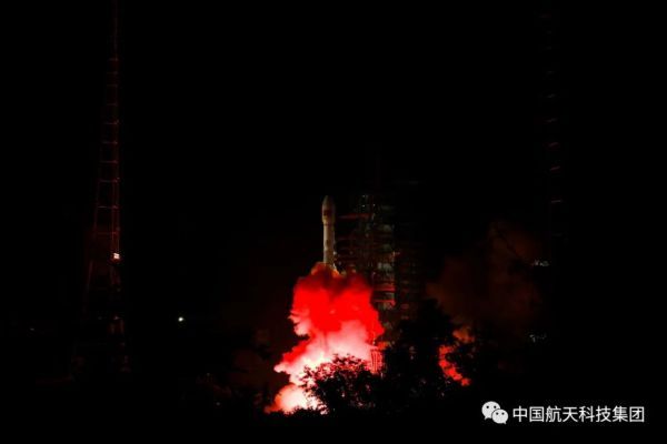 长征三号乙运载火箭点火升空（张森宇 摄）