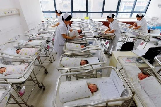 (资料图片)甘肃一家妇幼保健院内的新生儿。图/视觉中国