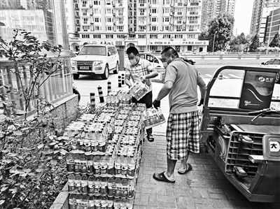 辖区共建单位向封控小区捐赠的矿泉水已到位 供图/朝阳区大屯街道办