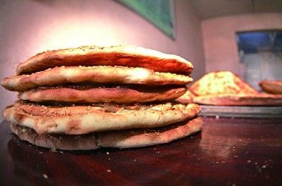 刚烤制出炉的馕饼