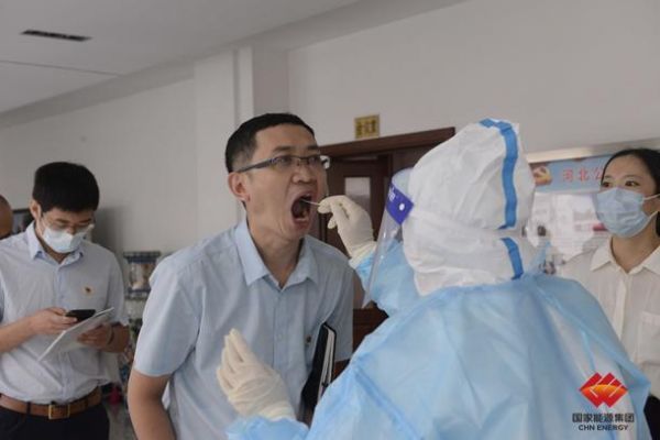 图为员工排队有序进行核酸检测