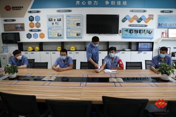 图为每日对生产作业班组进行全员测温