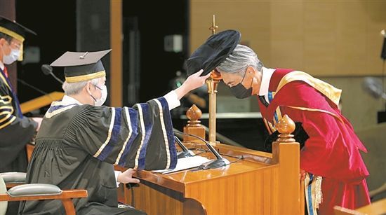 周润发获颁荣誉人文博士学位