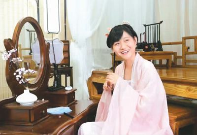 　　图为一名女孩专程前往位于香港葵涌的汉文化工作室试穿汉服。　　新华社记者 王 申摄