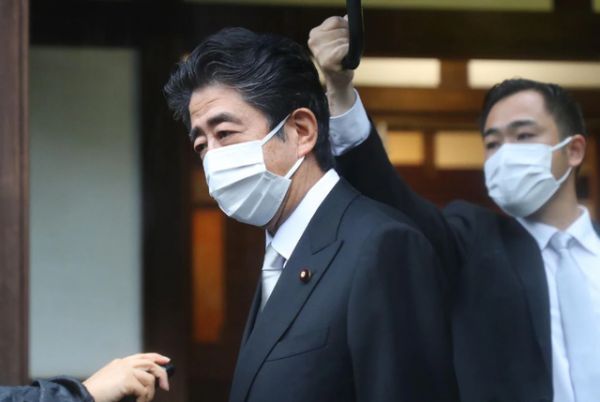 安倍晋三今天“拜鬼”。图源:日媒