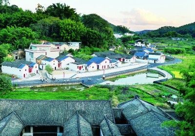 广东梅州，经过提升改造后的美丽乡村。新华社发