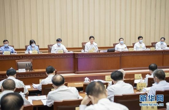 8月17日，十三届全国人大常委会第三十次会议在北京人民大会堂举行第一次全体会议。栗战书委员长主持。新华社记者 李涛 摄