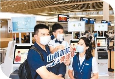 旅客与航空公司工作人员互动。 新华社记者 李紫恒摄