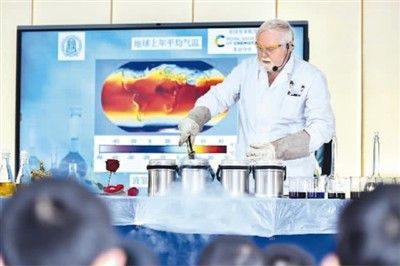 　　图为戴伟在上实验演示课堂。 　　（人民视觉）
