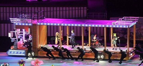 布袋寅泰在东京残奥会开幕式上演奏吉他