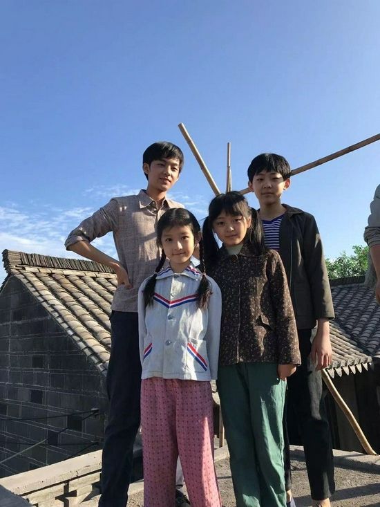 梁家桐(右一)塑造了和自己性格不同的二强。