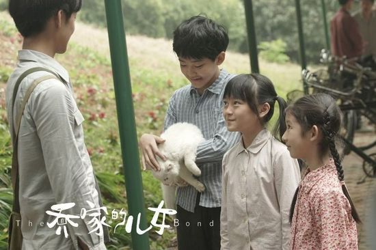 林若惜(右二)和张熙唯(右一)私下也是好朋友。