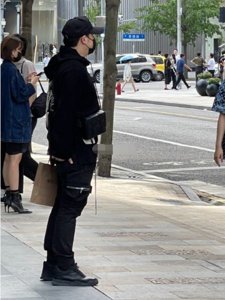 潘玮柏被网友偶遇与妻子一起逛街