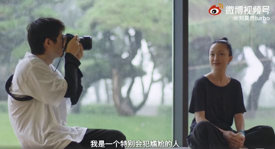 刘昊然为周迅拍大片