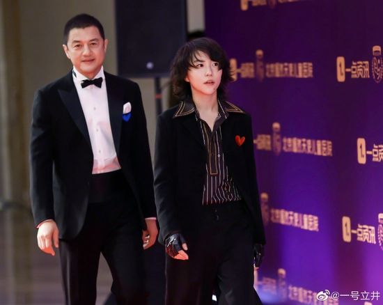 李亚鹏晒与窦靖童同框红毯照