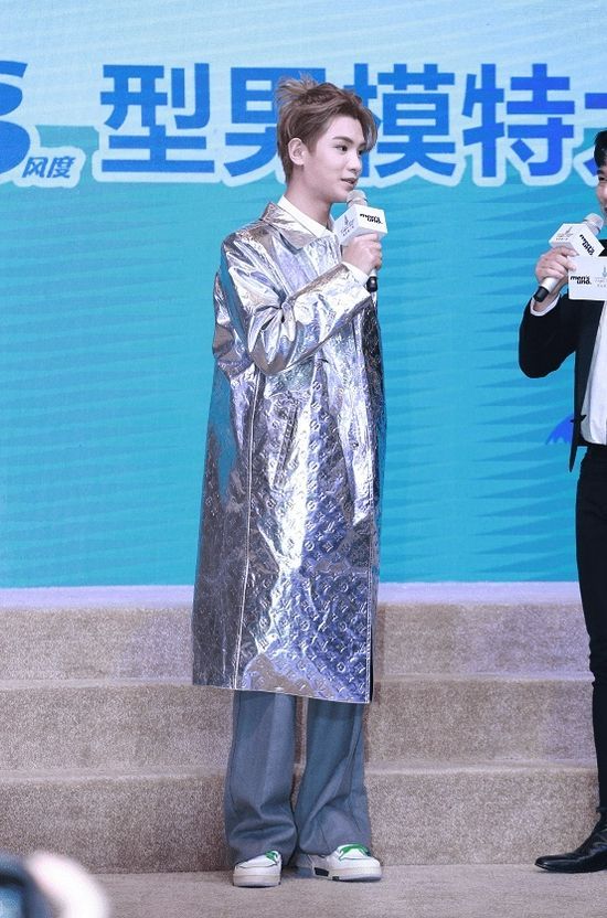 黄明昊