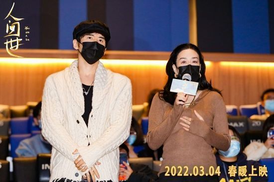 演员钟丽缇张伦硕夫妇观影