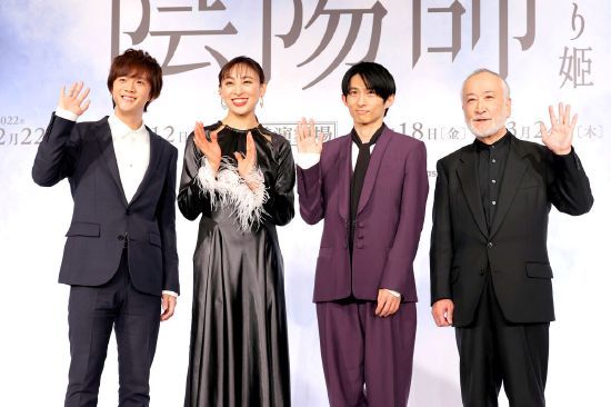 　　1月13日东京三宅健出席舞台剧《阴阳师：生成姬》制作发布会，左起林翔太、音月桂、三宅健、木场胜己