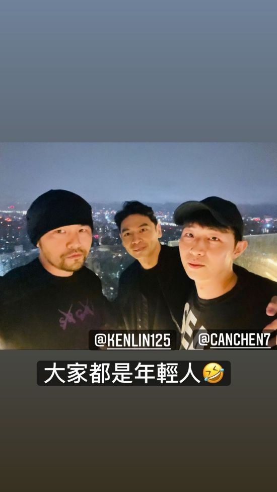 周杰伦与友人聚会