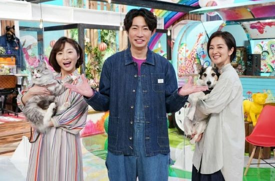 左起日本台主持人市来玲奈、岚相叶雅纪、NHK主持人铃木奈穗子