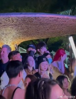 恋情曝光?网友发现唐晓天与一红发女子亲密互动
