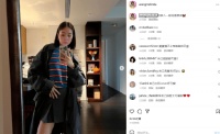 杨祐宁老婆首晒二胎孕肚照 全家对镜合影很温馨