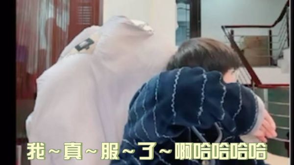 久诚打完疯癫赛整个人也有点疯癫：张嘴大笑……