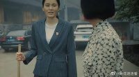 美女说村子有点脏，主动进打扫，拉着其他人一起