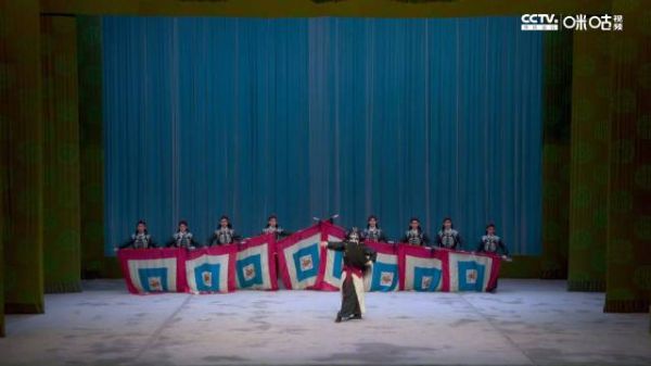 大将张飞出场气势非凡,扮演者刘魁魁在台上大显身手,霸气传神!