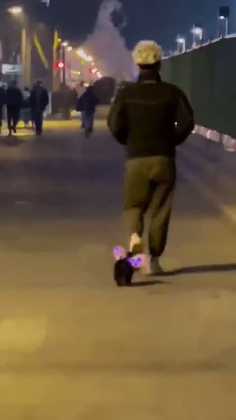 第一次见翅膀会发光的小勾勾儿
