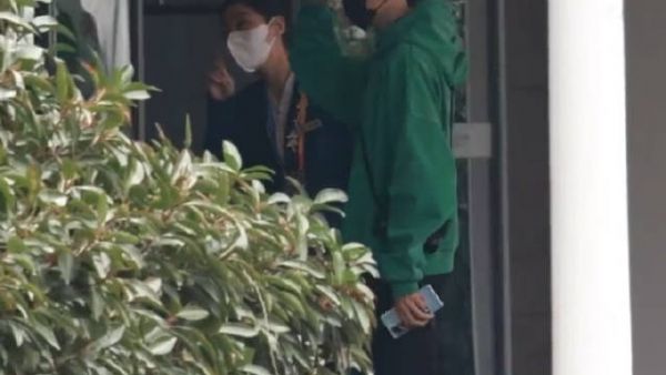 龚俊今日机场饭拍，绿色卫衣，清新帅气～跟粉丝打招呼喽