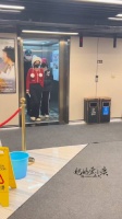 白鹿《以爱为营》上班饭拍~身穿红色毛衣+白色毛绒帽的鹿鹿……