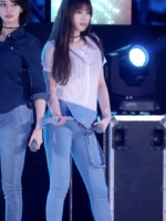 韩国女团小姐姐背带牛仔裤热舞,裤子有点紧超级显身材