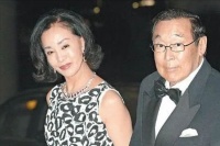隐忍44年,生4子挽留丈夫无果后,何莉莉继承70亿遗产成阔太