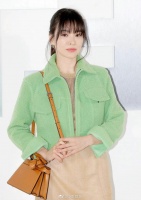 这么丑的衣服全靠颜值撑,四十多岁这个状态已经很美了