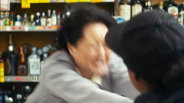 一瓶饮料引发的惨案,亚裔大妈面对黑人果断掏枪,真实事件改编