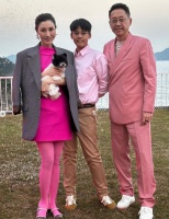 李嘉欣出席上流社会饭局:许晋亨为其拉椅子,富豪阔太站起来相迎