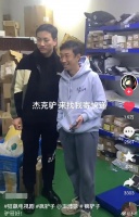 疯驴子扮演者走红仍低调!打扮朴素独自寄快递,与粉丝合照无架子