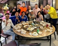 李克勤卢淑仪同框秀恩爱,与谭咏麟聚餐,冻龄美貌被狂赞好老婆