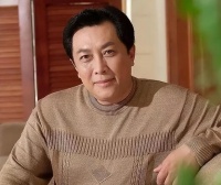 为离婚把发妻逼到自杀,二婚娶小12岁娇妻,女儿却说不是父亲的错