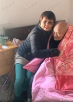 51岁袁立罕见现身,与百岁老人合影身材发福变化大