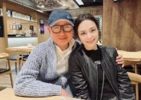 42岁阿娇与刘镇伟亲密搭肩合照,离婚多年至今单身