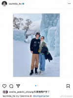 窦骁何超莲最新动态,雪景合照,窦骁抱着何超莲比心……